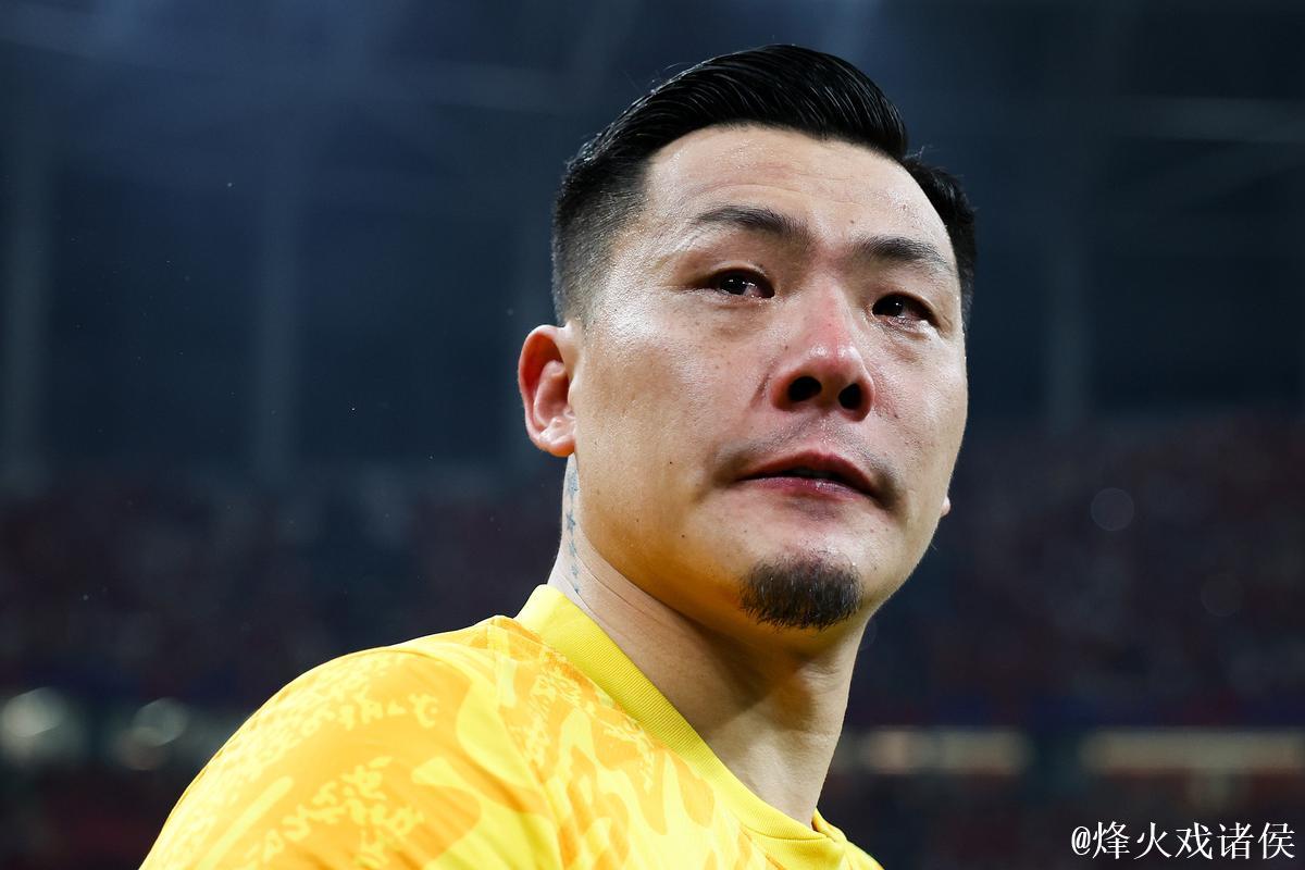 王大雷落泪了！国足0-1出局，19岁小将成遮羞布