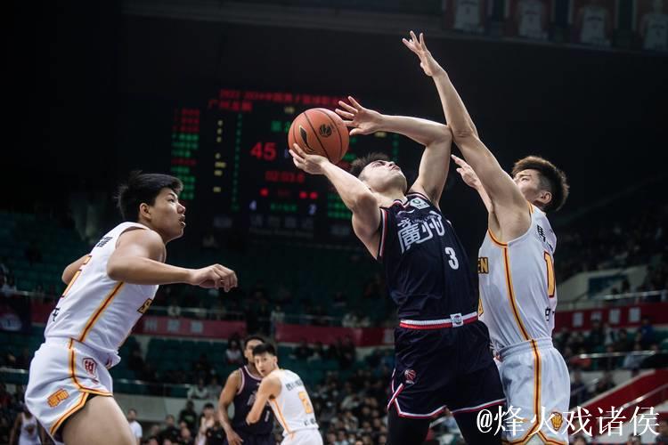 萨林杰32+15+11深圳胜上海 刘铮20分周鹏15分 萨林杰32+15+11深圳胜上海 刘铮20分周鹏15分